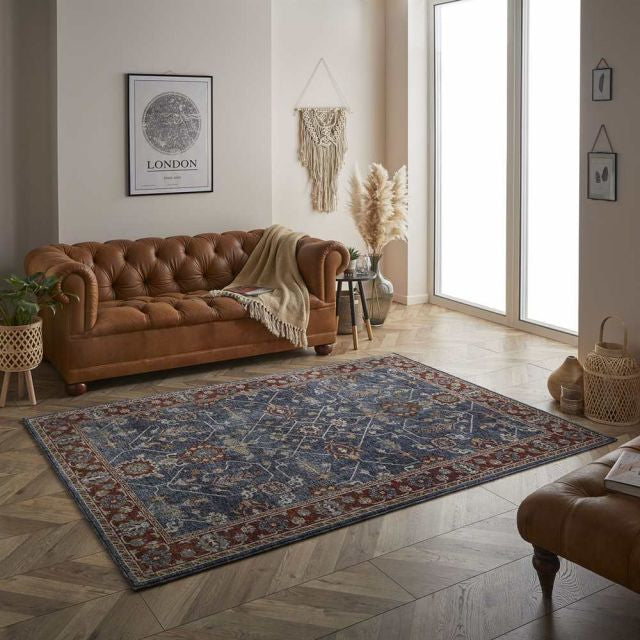 Sarouk 5096 B Rug in the room